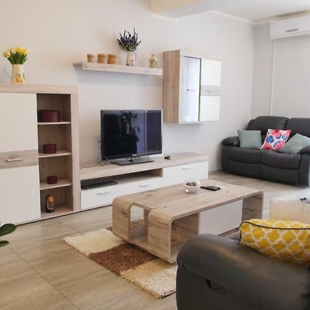Spacious Apartment With Private Parking Pula Eksteriør billede